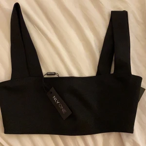 Svart topp - Svart topp ifrån Nelly helt oanvänd 