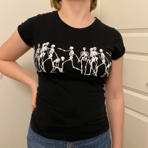 Skitcool t-shirt - Cool t-shirt köpt secondhand. Hyfsat skick, lite urtvättad och sprucket tryck osv. Därför endast 60 kr + frakt! Storlek M men tycker den är liten i storleken, jag på bild 1 har S.