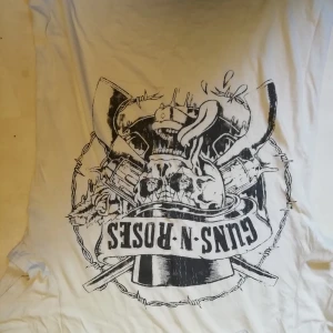 Ball T-shirt från H&M - En benvit T-shirt med döskalle tryck, den har ett mini litet hål (se bild 3) med det är det ända, i storleken S