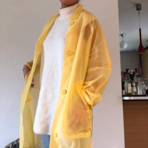 Regnjacka  - Säljer min kära regnjacka då den ej kommer till användning längre🐥 Sjukt snygg regnjacka som är köpt på Öland, vet ej märket. Passar mig som är strl 36-38. Köparen står för frakt.