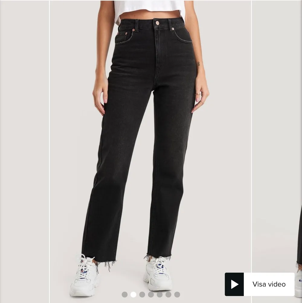 Svarta High Waist Raw Hem Straight Jeans från NaKd i storlek 38. Nyskick, köpta för 500kr. Budgivning börjar på 250, frakt 63kr ✨. Jeans & Byxor.