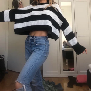 Modern stickat från Bershka - Denna är så fin!! Svart och vitt