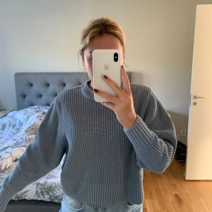 Stickad tröja från Mango - Säljer nu denna superfina stickare blåa tröjan ifrån Mango! Den är väldigt fin och knappt använd, inga märken elr sånt på den utan den är i fint skick! Köpte den för 399kr, men säljer den för 200kr och köparen står för frakt 