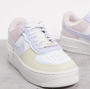 Nike Air Force 1 Shadow Pastel - Nike Air Force 1 Shadow Pastel oanvända, skickar självklart fler bilder om så önskas. Skickas dubbelboxat eller eventuellt meetup i Stockholm. Storlek 38.5 Slutsålda överallt. Tveka inte att ställa frågor vid funderingar.