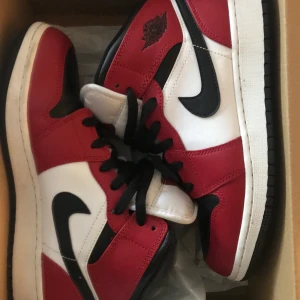Mid Air jordans 1 - Säljer nu mina snyggade och skonsamt använda jordans som jag haft i ca 2 månader.