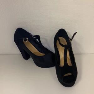 Peeptoe klacksko. - Ganska väl använda klackskor jag haft mycket glädje i. Används inte längre och de har absolut några steg kvar i sig. Klackhöjd 10 cm, platå 2,5. Missfärgning inuti pga mjukt inlägg, inget kladd eller limrester. Som sagt väl använt skick men sjukt sköna!