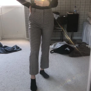 Rutiga kostymbyxor  - Säljer mina fina bruna kostymbyxor med mönster, perfekta till hösten! Jag är 172cm 🦋