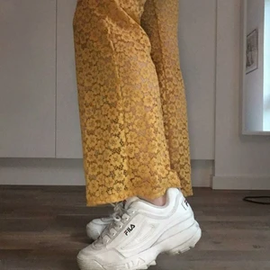Fila sneakers - Säljer mina ett år gamla fila distruptors! Skorna har lite synliga tecken på användning men de fungerar utmärkt!💫💫Storleken är 38, men lite små i storleken!