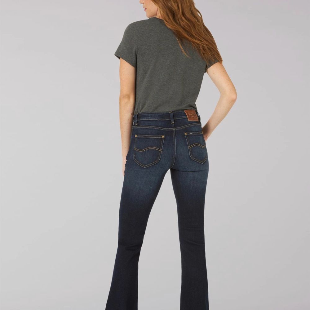 Jättefina lee jeans i ett bra skick! Köpta för 799kr <3. Jeans & Byxor.