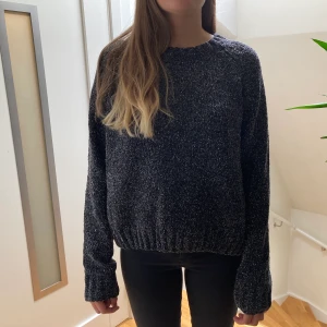 Tjocktröja  - Jättemysig tjocktröja med glitter från Gina tricot i strl L. Passar även XS/S/M om man vill att den ska vara lite oversize, som på bilden. 🌷