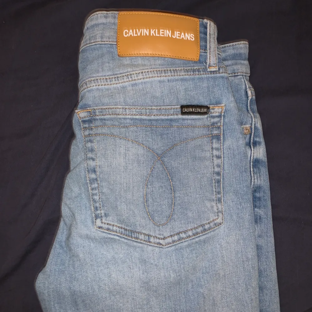 Slimfit Jenas från Calvin Klein i storlek 30x32 köptes för 1000kr säljes för 200kr . Jeans & Byxor.