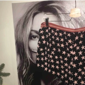 Love stories pyjamas - Love stories x HM pyjamas shorts supermjuka och sköna, älskar dessa men köpte för liten storlek