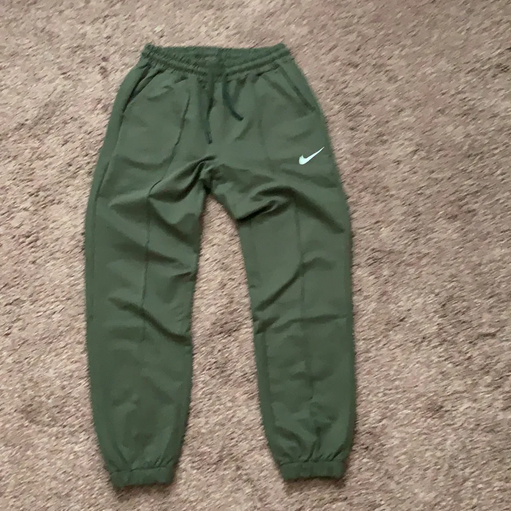 Helt nya mjukis byxor nike gröna i färgen storlek M men passar även S. Jeans & Byxor.