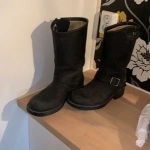 Johnny Bulls 39 - Fina Johnny Bulls i storlek 39 som inte används längre🙈 Använde dom hela förra vintern men vill nu ha ett par andra vinterskor det är därför jag försöker sälja dessa✨ 