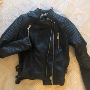 Skinnjacka tessie - Köpt för 3 år sen aldrig använd endast testad. Ingen prislapp kvar tyvärr.