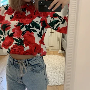 tröja från junkyard  - använder inte längre, jättebekväm och köptes i göteborg för 2 år sen (: 