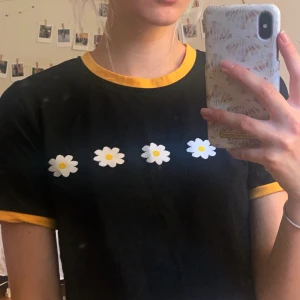 Cropped t-shirt - Cropped t-shirt med blommor på. Använd ett fåtal gånger. Gratis frakt! Kontakta mig vid intresse💛