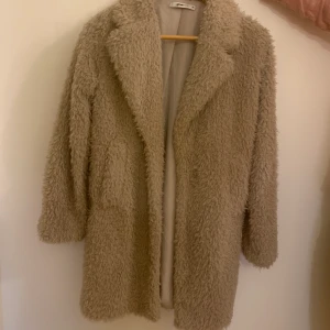Beige/Rosa Teddy jacka från Gina Tricot - En Beige/Rosa Teddy jacka från Gina Tricot. Ganska tunn i materialet och inköpt ca 2 år sen. 