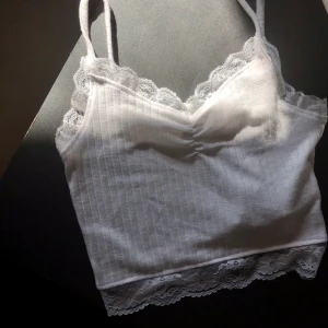 Gulligt croppad topp/linne - Super gullig cropped linne som blir så snyggt med en fin cardigan till! Stl xs, 50 plus frakt🌸 Högsta bud ligger på 70kr OBS! SISTA BUD SKER IDAG!