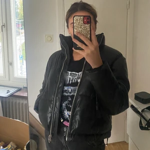 Bershka jacka - Supersnygg jacka från Bershka i strl S. Säljer pga inte min stil längre! Kan mötas upp i stora delar av Stockholms området. Annars står köparen för frakt!