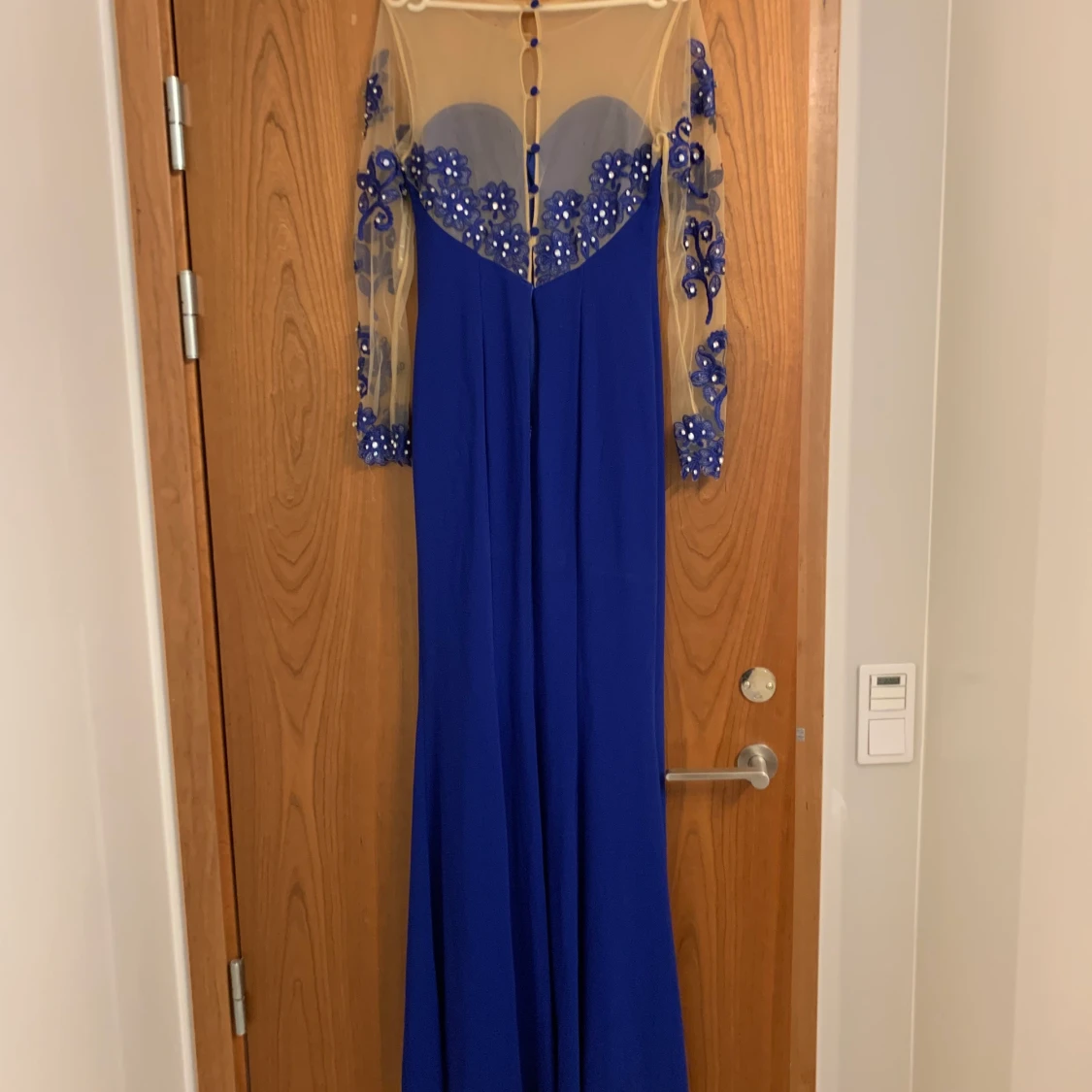 Kornblå lång figursydd klänning med lätt släp - 90