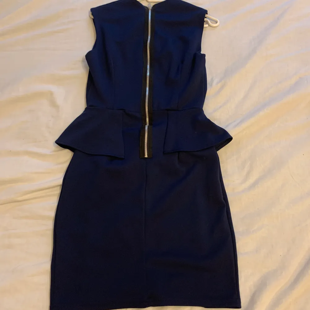 En tight klänning färg mörkblå med bra skick behaglig att ha på sig. Klänningar.