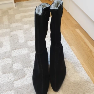 VAGABOND STÖVLAR OANVÄNT SKICK! - Svarta stövlar i mocka med varmfodring inuti. Helt oanvända och i nyskick. Nypris var 899:-. Kan skicka fler bilder om så önskas. 