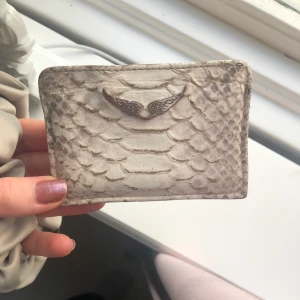 Zadig korthållare  - Korthållare från zadig. Använt skick som syns på bild. Kvitto finns kvar om det önskas. 