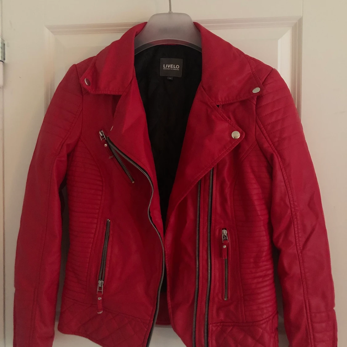 Röd skinnjacka