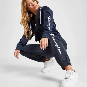Champion Dress Mörkblå - Champion dress/tracksuit i S både byxorna och koftan för 350kr har aldrig använt byxorna men koftan några gånger båda ser helt nya ut OBS vatten på min spegel inget med koftan att göra💕 