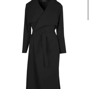 Kappa - ej helt ny kappa från boohoo, med prislapp kvar. Enbart prövad aldrig använd. Säljer då jag inte kände att det var min stil. 