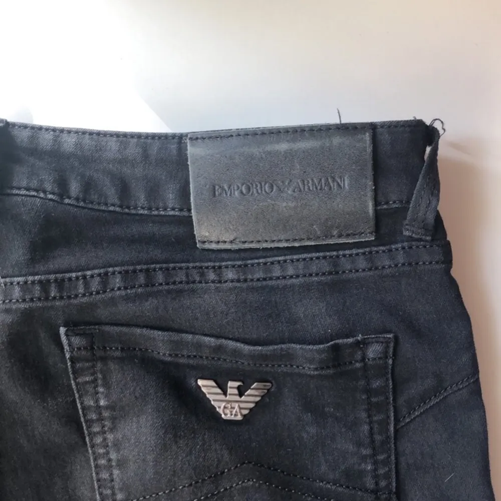 Armani jeans som är stretchiga och ungefär som Gina Jens i modellen. Använda ett par få tal gånger. . Jeans & Byxor.
