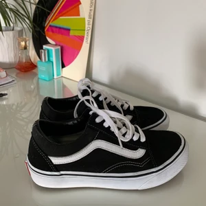 VANS old school - Säljer för att de tyvärr är för små 🥺 Väldigt fint skick, i princip som nya! Kom till min DM om du undrar något. Vi delar på frakten💓