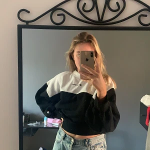 Supertrendig champion tröja  - Snygg championtröja, använd men inget fel på den. Storlek L men passar M. Frakten står köparen för❤️