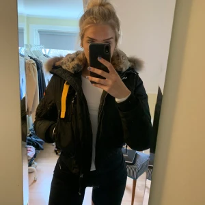 Kort ParaJumper jacka strl M - Parajumper jacka i storlek M. Sparsamt använd, och i fint skick. Kort modell👍🏼❤️ Säljer då jag ej får någon användning för den. 
