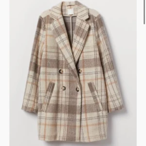 Kappa  - Slutsåld kappa från hm. Sitter väldigt bra, i storlek 36 men passar även 38. Använd en säsong (köparen står för frakten) 🤍