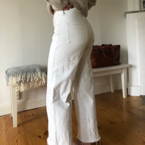 Vita vida byxor - Säljer dessa snygga byxor i stl 28 men sitter såhär👆🏻 på min kompis som har stl 25/26 i vanliga fall och är ca 165 cm lång! De har en liten ljusbrun fläck nedanför ens knät (tredje bilden) men den syns knappt!💫 