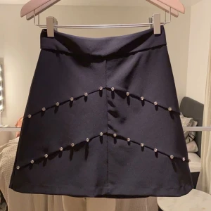 Kjol med ”diamanter” - (Budgivning) Helt oanvänd kjol från zara. Pris kan diskuteras