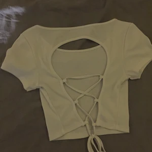 topp från bikbok  - andvänt få ggr, storlek s, köptes för 170kr säljer för 80kr