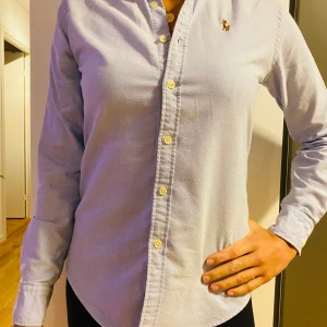 Ralph lauren skjorta  - Ljusblå figursydd Ralph lauren skjorta i väldigt bra skick. Storlek XS. 