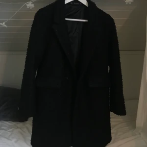 Chiquelle kappa - Svart mysig kapp från chiquelle, använd men i bra skick!! Ordinarie pris 800 men säljer för 300❤️