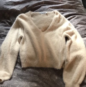 Stickad tröja från nakd - Säljer denna skit snygga och mysiga tröjan från nakd då den inte kommit till användning. Knappt använd så den är som ny. Nypris 300kr. Köparen står för frakt.