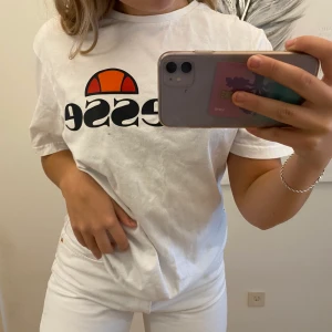 Ellesse T-shirt🤩 - Säljer nu denna fräscha t-shirten från ellesse i storlek 40 (M), så overzized på mig som vanliga fall har (S). Sjukt skön och inte mycket använd. Tvättas såklart innan köp, hör av er privat vid intresse eller frågor 💕💕
