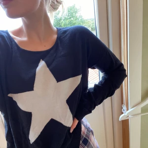 Tröja med stjärna - Köpt för flera år sedan, använt men bra skick 🤍 bortklippt lapp men skulle säga att storleken motsvarar en M/L, men passar mig som är S 🤍
