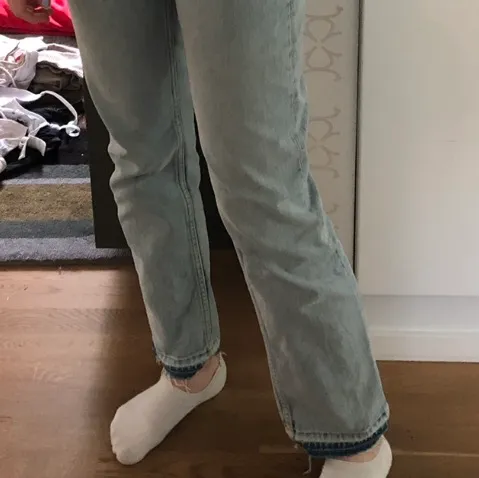 Supersnygga jeans från weekday i strl 26/30, men har sprättat upp de längst ner så de är lite längre än så. Skriv för fler bilder💕jag är 175cm. Jeans & Byxor.