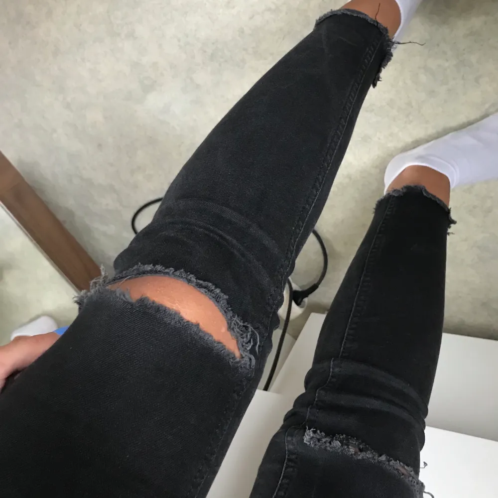 SUPERfina jeans med slits från Gina tricot! Sparsamt använda, men i bra kvalite och skick! Sköna, stretchiga och lågmidjade. Framhäver kroppen. Säljs pga flytt, annars är dessa en favorit. Säljs för 80kr, frakt ingår ej.. Jeans & Byxor.