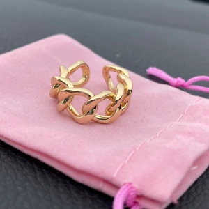 Guld ring  - Fin guldig ring som inte kommer till någon användning ❤️ 