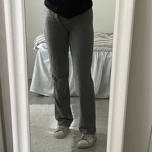 Hollister Mjukisbyxor - Gråa raka mjukisbyxor från hollister, endast använda ett fåtal gånger! Säljer då de blivit för små för mig, men dem är jättesnygga och sköna! Frakt tillkommer 🤍
