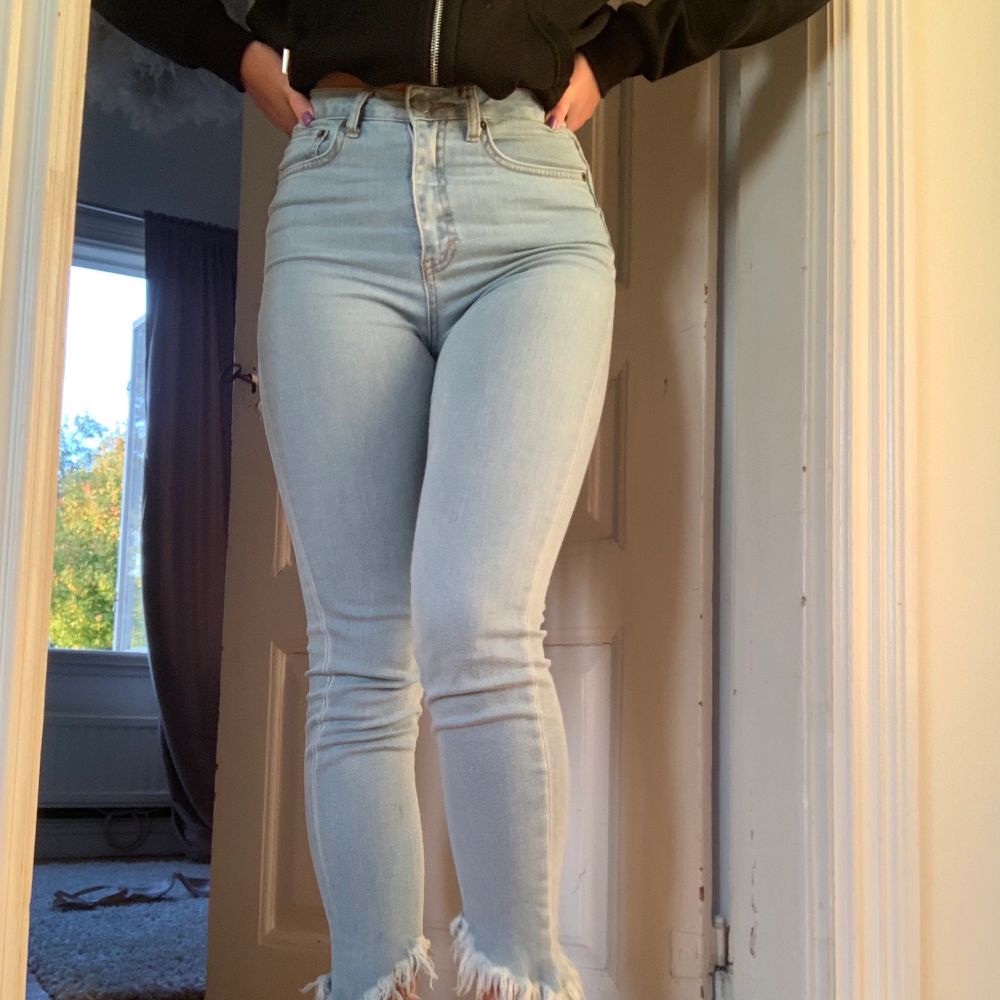 Ett par blåa jeans i storlek 34, sitter bra och är bra i längden på mig som är 162, säljer för att dom inte kommer till användning längre, om fler vill ha så blir det budning . Jeans & Byxor.