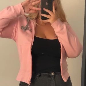 vintage tommy hilfiger kofta - vintage tommy hilfiger rosa kofta med luva från 90-talet. finns ej kvar att köpa i butik etc. använd men inga hål/fläckar. säljs pga lite för liten för mig!✨😇